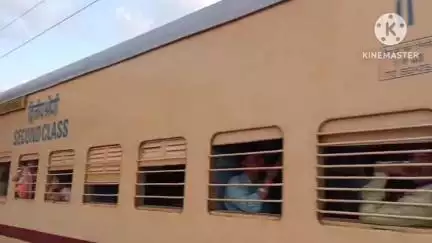 शाढ़ौरा: शाढ़ौरा रेल्वे स्टेशन पर फुटओवर ब्रिज नहीं होने से यात्री  जान जोखिम में डाल कर पटरी पार करते  है #jansamasya