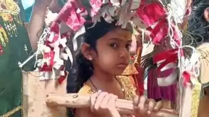 சிவகாசி: சிவகாசியில் வைகாசி விசாகத்தை முன்னிட்டு சிறுவர்கள் முதல் பெரியவர்கள் வரை குழந்தை வேலன் காவடி எடுத்து ஊர்வலமாக வந்தனர்