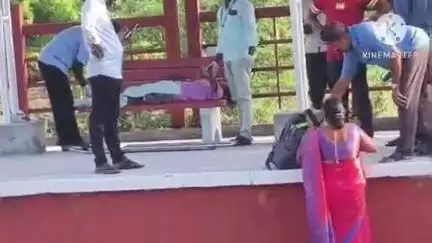 குளித்தலை: குளித்தலை ரயில் நிலையத்தில் ரயிலில் ஏறும்பொழுது நிலை தடுமாறி கீழே விழுந்து இரண்டு கால்களை இழந்த பெண்