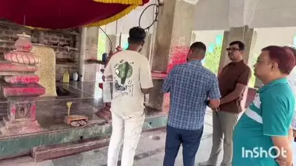 जमुई: DM ने बटिया स्थित बाबा झुमराज का दर्शन कर पूजा-अर्चना की, पौराणिक मान्यताओं की सराहना की