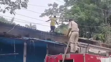 हाजीपुर: कचहरी रोड स्थित दुकान में लगी आग, मौके पर मची अफरातफरी