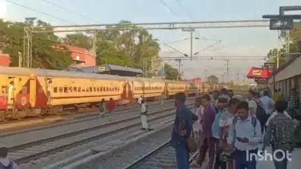 बरहट: जमुई रेलवे स्टेशन पर चलती ट्रेन में चोर ने ब्लेड से काटकर एक महिला का पर्स चुराया, पुलिस ने किया गिरफ्तार