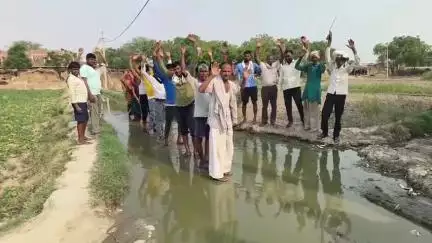 भरथना: पत्तापुरा की मुख्य इंटर लॉकिंग सड़क पर गंदा पानी भरा होने से लोग परेशान, जताया आक्रोश #jansamasya