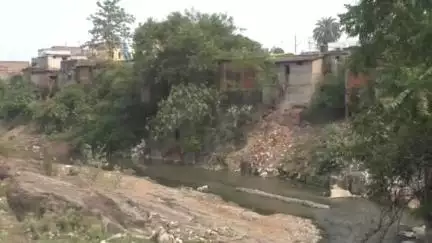 रायगढ़: इंदिरानगर से फौजदार पारा तक नाला किनारे बनेगा रिटर्निंग वॉल, नगर निगम टीम ने शुरू किया सर्वे कार्य
