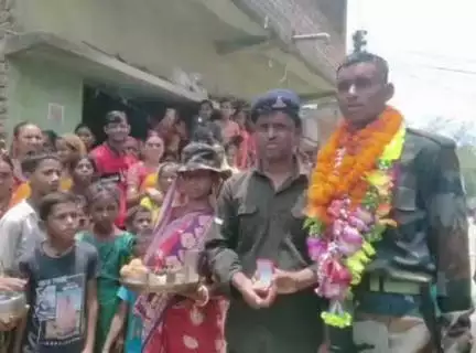 बोराम: प्रशिक्षण पूरा कर घर लौटने पर बेलडीह में सांसद प्रतिनिधि सहित सैकड़ों लोगों ने अग्निवीर का स्वागत किया