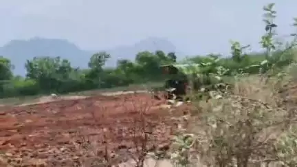 కుళ్ళురు ఎర్ర చెరువుపై కన్ను... భూములకి డిమాండ్ పెరగడంతోనే కబ్జా #localissue