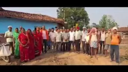 पांकी: नवागढ़ कंदा खाड के ग्रामीणों ने श्रमदान कर सड़क बनाई