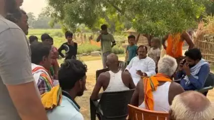 ज़ीरादेई: विधुत करंट से व्यक्ति की मौत के मामले में भलुआ गांव पहुंचकर विधायक ने परिजनों को दी सांत्वना