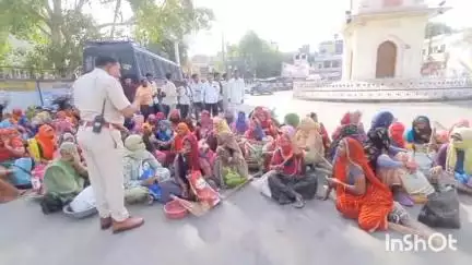 टोंक: शहर घंटाघर पर मनरेगा श्रमिकों ने दिया धरना नगर परिषद प्रशासन पर हाजिरी नहीं लगवाने का लगाया आरोप 
#jansamasya