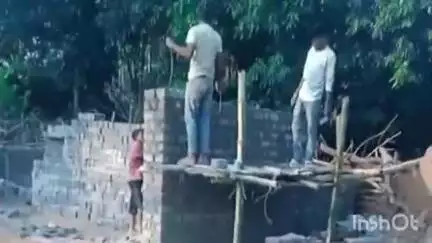 उदयपुर: पुटा में पहाड़ी कोरवा के नाम दर्ज भूमि पर बाहर के लोगों द्वारा अतिक्रमण कर बनाए जा रहे मकान का ग्रामीणों ने किया विरोध