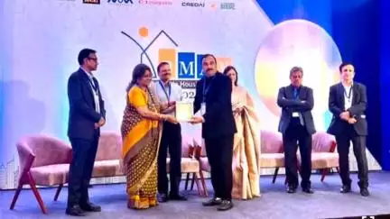 కోరుట్ల: మెట్పల్లి పట్టణానికి చెందిన శ్రీనివాస్ రెడ్డి ప్రధానమంత్రి ఆవాస్ యోజన పథకం ప్రారంభించారు అవార్డు అందుకున్నారు