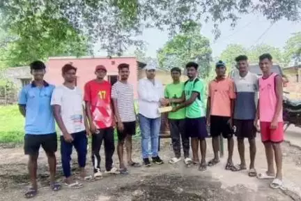 पटमदा: पार्षद प्रतिनिधि ने कुटिमाकली फुटबॉल क्लब के खिलाड़ियों का हौसला बढ़ाया