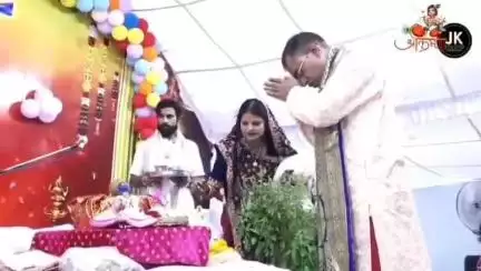 पं.दीपेश पाठक की भागवत कथा में भगवान कृष्ण की बाल लीला वर्णन के साथ कान्हा अपनी कंकड़ी से दही मक्खन हांडी फोड़ना मंचन कि