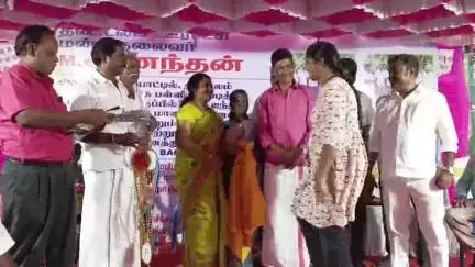திருப்போரூர்: தண்டலம் ஊராட்சியில் 10 மற்றும் 12 ஆம் வகுப்பில் முதல் ஐந்து இடங்களை பிடித்த மாணவ மாணவிகளுக்கு கல்வி ஊக்கத்தொகை