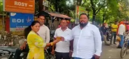 बेरमो: बोकारो थर्मल में राहगीरों को पिलाया गया ठंडा पानी और शरबत