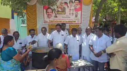 விருதுநகர்: முத்துராமன்பட்டியில் நகர திமுக இளைஞரணி சார்பில் டாக்டர் கலைஞர் 102 வது பிறந்த நாள் விழா எம் எல் ஏ சீனிவாசன் மதிய உணவு வழங்கினார்