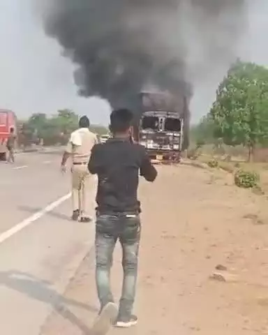 छतरपुर नगर: ओरछा रोड थाना क्षेत्र में MRF टायर से लदे ट्रक में लगी भीषण आग, लाखों का नुकसान