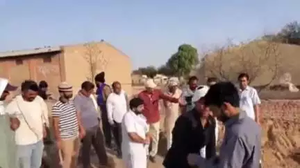 रावला: रावला के सरकारी अस्पताल में घटिया निर्माण की शिकायत लेकर ग्रामीण पहुंचे मौके पर