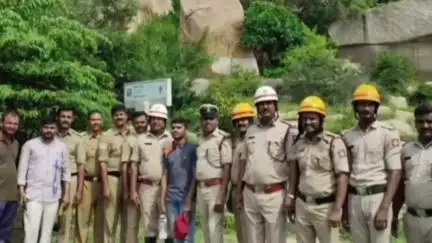 ಹೊಸಪೇಟೆ: ಹಂಪಿಯ ಮಾತಂಗ ಪರ್ವತದಲ್ಲಿ ಸಿಲುಕಿದ ಪ್ರವಾಸಿಗನನ್ನು ರಕ್ಷಿಸಿದ ಪೊಲೀಸರು, ಅಗ್ನಿಶಾಮಕ ದಳದ ಸಿಬ್ಬಂದಿ