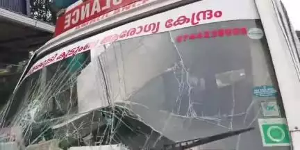 കൊട്ടാരക്കര: ആയൂർ ഇളവക്കോട് കാറും ആംബുലൻസും കൂട്ടിയിടിച്ചു, കുട്ടികൾ ഉൾപ്പെടെ ആറുപേർക്ക് പരിക്ക്