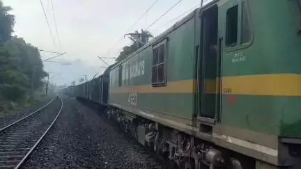 മുകുന്ദപുരം: പുതുക്കാടിൽ ഓടിക്കൊണ്ടിരുന്ന ട്രെയിന് മുകളിൽ തെങ്ങ് വീണ് ബോഗികൾ വേർപ്പെട്ടു