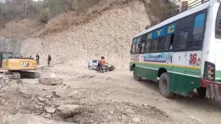 हमीरपुर: हमीरपुर से अवाहदेवी तक बनाए जा रहे एनएच-103 को लेकर सांसद अनुराग ने कहा- रोड के निर्माण से लोगों को आई हैं दिक्कतें