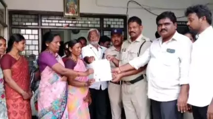మంత్రాలయం: అమరావతి మహిళలను అవమానించిన జర్నలిస్టులపై చర్యలు తీసుకోవాలని మంత్రాలయంలో పోలీసులకు ఫిర్యాదు చేసిన మహిళలు