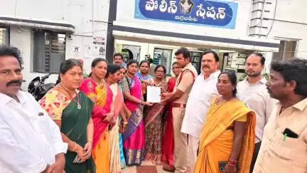 అమరావతి మహిళా రైతులను దూషించిన దోషులను అరెస్ట్‌ చేయాలంటూ జగ్గంపేట పోలీసు స్టేషన్‌లో టీడీపీ మహిళా నేతలు ఫిర్యాదు