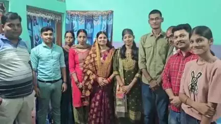गिरिडीह: इंटर कला संकाय परीक्षा में जिले में प्रथम और राज्य में तीसरा स्थान पाने पर छात्रा के पटेल नगर आवास में मनाई गई खुशियां