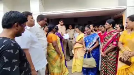 టివీ డిబేట్‌లో అమరావతి మహిళలను కించపరుస్తూ మాట్లాడిన వారిపై చర్యలు తీసుకోవాలని మండపేట పోలీసులకు TDP మహిళా నేతలు ఫిర్యాదు