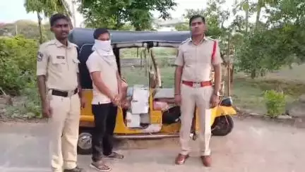 అసిఫాబాద్: అనార్పల్లి గ్రామ సమీపంలో ఆటోలో అక్రమంగా తరలిస్తున్న నల్లబెల్లం పట్టివేత, ఒకరిపై కేసు నమోదు