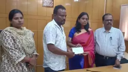 ತುಮಕೂರು: ಕಾಲ್ತುಳಿತ ಪ್ರಕರಣದಲ್ಲಿ ಮೃತಪಟ್ಟ ಮನೋಜ್ ಕುಟುಂಬಕ್ಕೆ ನಗರದಲ್ಲಿ ₹25 ಲಕ್ಷ ಪರಿಹಾರದ ಚೆಕ್ ವಿತರಣೆ, ಮಗನನ್ನು ನೆನೆದು ತಂದೆ ಕಣ್ಣೀರು