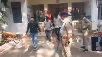 छिंदवाड़ा नगर: कोतवाली पुलिस ने डरा-धमकाकर परेशान करने वाले दो बदमाशों का न्यायालय तक निकाला जुलूस