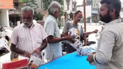 પલસાણા: શહેરમાં ઘર ચકલીઓ આજે લુપ્ત થવાના આરે આવી છે ત્યાં મઢી ગામે 1000 ચકલીના માળા વિનામૂલ્યે વિતરણ કરવામાં આવ્યાં હતાં