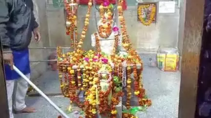 बांधवगढ़: प्राचीन कलचुरी कालीन सागर मंदिर में पुजारी और भक्तों की उपस्थिति में हुई संध्या आरती