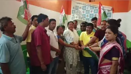 গাজোল: রানীগঞ্জ ১ নং অঞ্চল থেকে BJP পার্টির পঞ্চায়েত সমিতির প্রাক্তন মেম্বার সহ কয় এক জন BJP পার্টি ছেড়ে TMC তে যোগ দিলেন