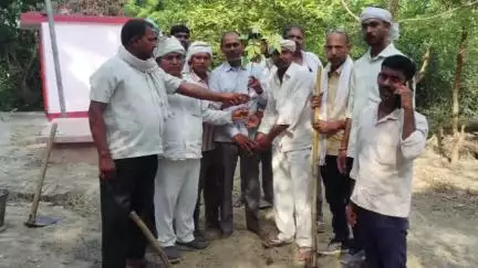 आज़मगढ़: जिले के चंद्रमा ऋषि धाम पर सफाई कर्मचारियों ने पर्यावरणीय आंदोलन किया, वृक्षारोपण कर 'पर्यावरण बचाओ, पेंशन दिलाओ' का नारा