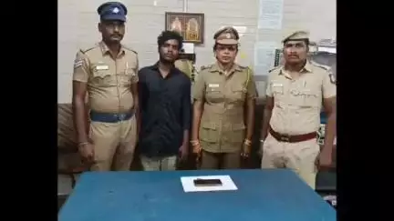 பெரம்பூர்: வியாசர்பாடி பகுதியில் ரயிலில் பயணம் செய்த பயணியிடம் செல்போன் பறிப்பில் ஈடுபட்ட சிவகாசி என்ற இளைஞர் கைது செய்யப்பட்டார்