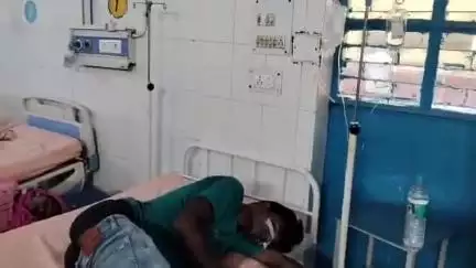 मुरादाबाद: सिविल लाइंस में पत्नी को दूसरे युवक से फोन पर बात करते देख पति ने जहरीला पदार्थ खाकर जान देने का प्रयास किया, हालत नाजुक