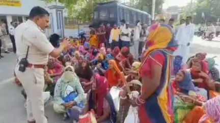 टोंक: हाजिरी नहीं लगी तो नरेगा श्रमिकों ने घंटाघर चौराहे पर दिया धरना