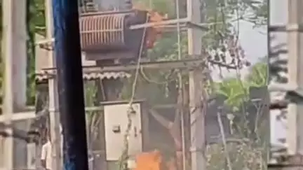 बरूराज मोतीपुर: ठिकहा बाजार के पास ट्रांसफार्मर में लगी आग, अफरातफरी मची