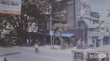 अररिया: एडीबी चौक चौराहे पर इ-रिक्शा ने बाइक पर सवार दो बच्चियों और उनके पिता को मारी ठोकर, गंभीर रूप से घायल, इलाज जारी