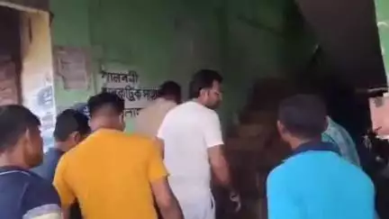 শালবনি: অন্ধকারে শালবনী: বিদ্যুৎহীনতায় নাজেহাল এলাকাবাসী,ভোগান্তির জন্য ফুল দিয়ে শুভেচ্ছা জানানোর পরেও ফিরলনা হাল #jansamasya