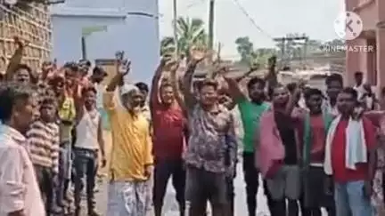 नरपतगंज: भंगही विद्यालय के समीप सड़क पर जलजमाव व कीचड़ से परेशान लोगों ने किया प्रदर्शन