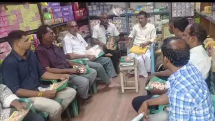 தேனி: தேனி பாண்டியன் பட்டாசு கடையில் எங்கு வியாபாரி நலச்சங்க மாவட்ட மாதாந்திர கூட்டம் நடந்தது
