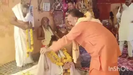 उज्जैन ग्रामीण: दिगंबर अखाड़े द्वारा साध्वी का पत्ता अभिषेक, अन्नपूर्णा दास बनीं गादी पति