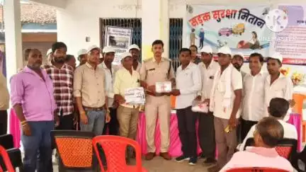 नवागढ़: नगारीडीह गांव में 'राहवीर योजना' के तहत जन जागरूकता कार्यक्रम आयोजित, बनाए गए 10 सड़क सुरक्षा मितान