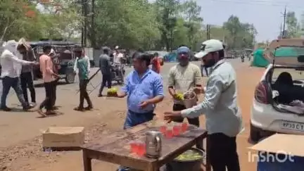 गुना नगर: गुना में झुलसाने वाली गर्मी, समाजसेवियों ने स्टेशन रोड बिजली कार्यालय पर लोगों को पिलाया शरबत, तापमान 44 डिग्री