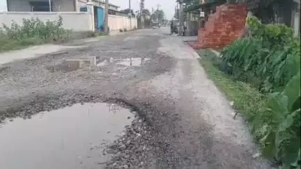 মাটিগাড়া: চতুরাগছ এলাকার রাস্তায় তৈরি হয়েছে বড় বড় গর্ত,সমস্যায় সাধারণ মানুষ #jansamasya