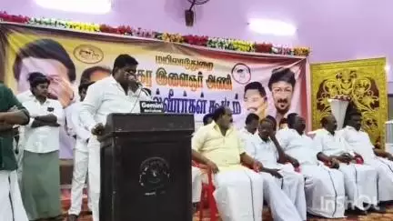 மயிலாடுதுறை: தரங்கை சாலையில் நகர திமுக இளைஞர் அணி செயல்வீரர்கள் கூட்டம் முடிவில் பேரணியாக சென்று அண்ணா சிலைக்கு மாலை அணிவித்து மரியாதை